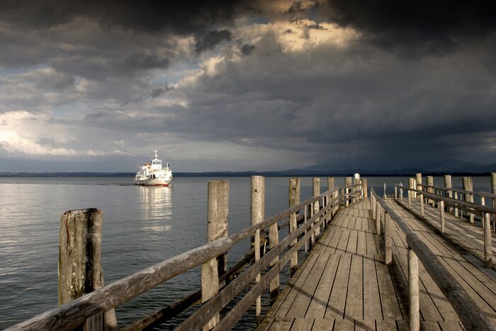 Fototapete Steg mit Boot im Hintergrund