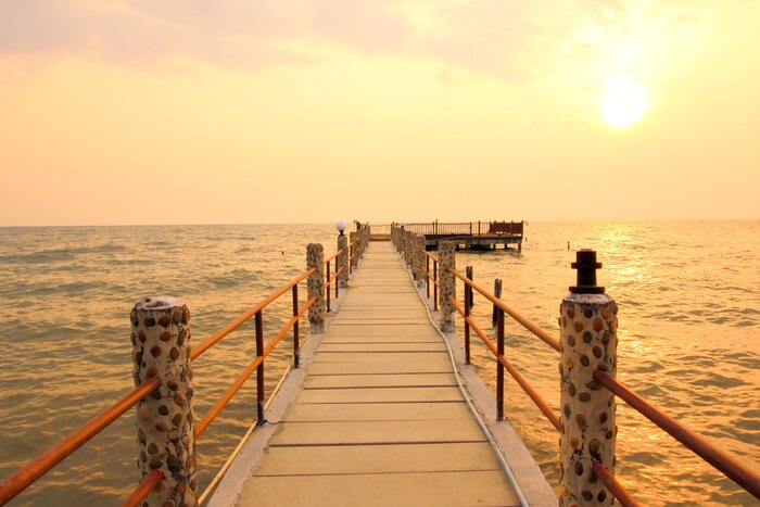 Fototapete Steg mit gemusterten Pfählen