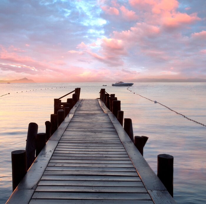Fototapete Steg mit Motorboot im Hintergrund