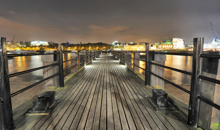 Fototapete Steg mit Nachtstadt im Hintergrund