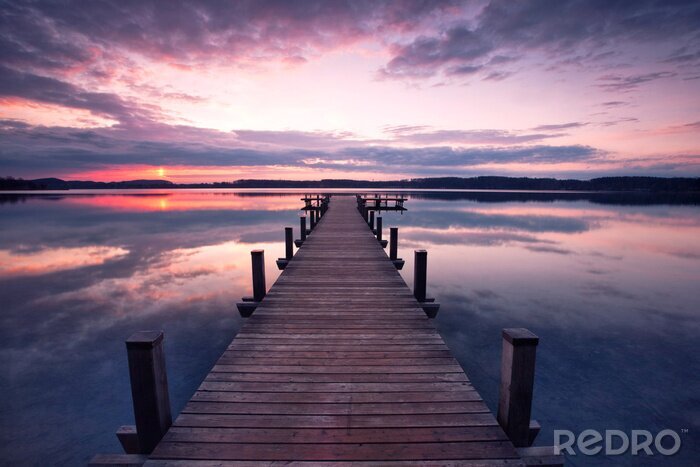 Fototapete Steg mit violettem Himmelhintergrund