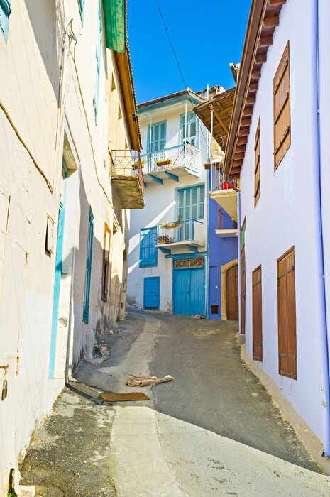 Fototapete Steile Gasse unter wolkenlosem Himmel
