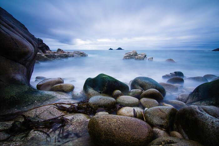 Fototapete Steine im Nebel am Meer