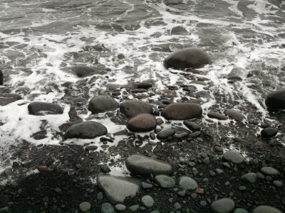 Fototapete Steine im Wasser schwarz-weiß