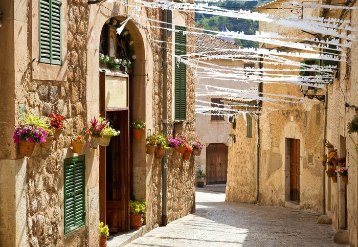 Fototapete Steingasse unter weißen Schleifen