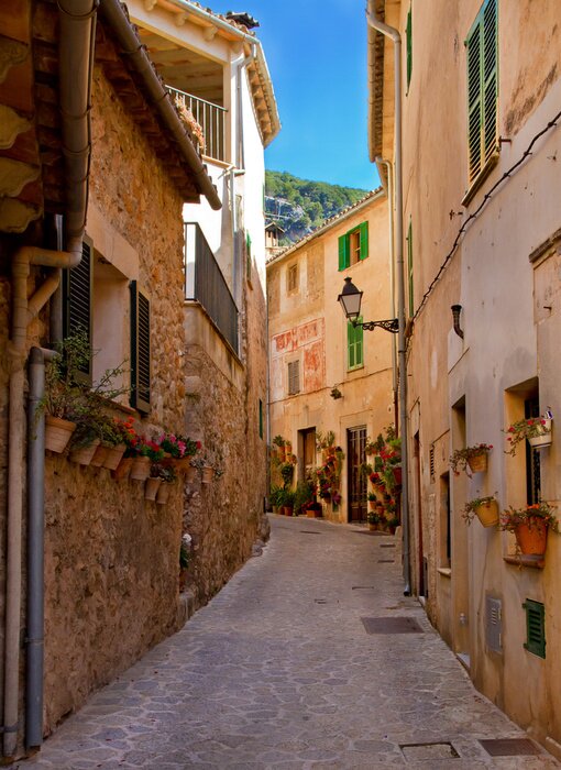 Fototapete Steinige Kleinstadt in Berglandschaft