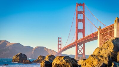 Fototapete Steinige Küste und Brücke in San Francisco