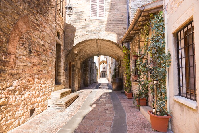 Fototapete Steiniger Durchgang zwischen Gebäuden