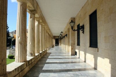 Fototapete Steiniger Säulengang mit Laternen