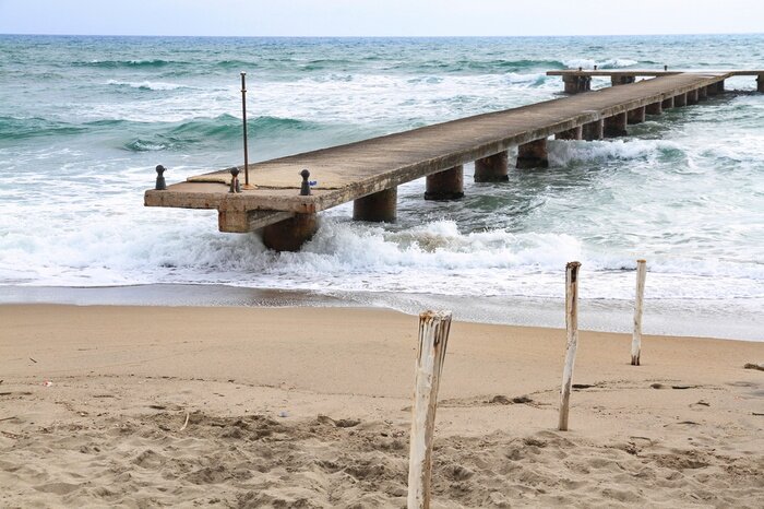 Fototapete Steinsteg am stürmischen Meer