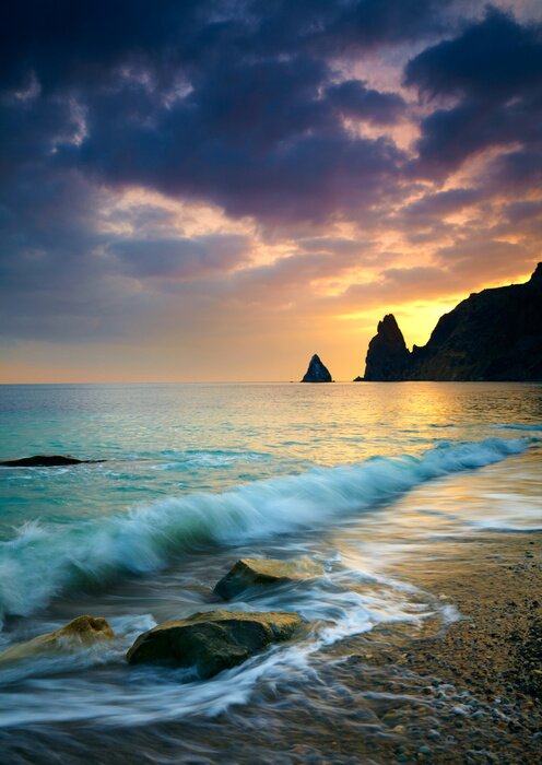 Fototapete Steinstrand und Ozean