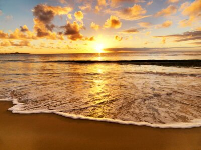 Stimmungsvoller Sonnenuntergang am Strand