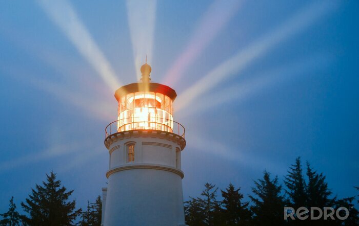 Fototapete Strahlender Leuchtturm in der Nacht