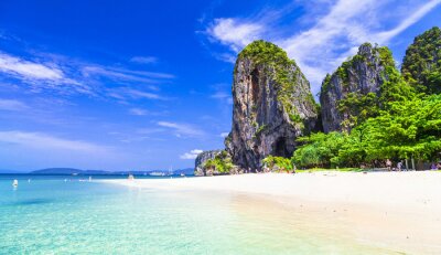 Fototapete Strand an den Bergen in Thailand