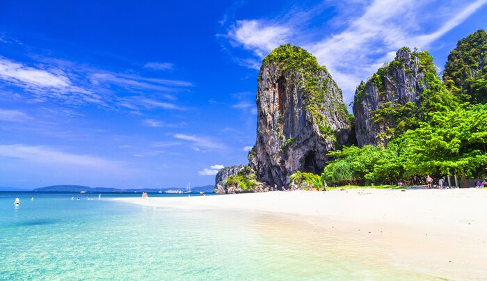 Fototapete Strand an den Bergen in Thailand