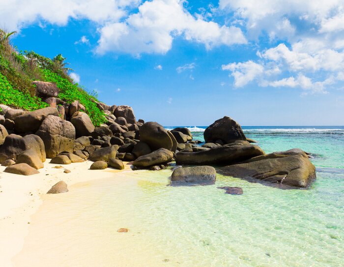 Fototapete Strand Felsen und klares Meer