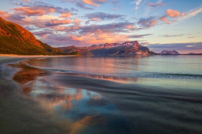 Fototapete Strand und Meer vor dem Hintergrund der Berge