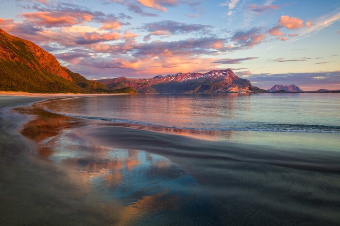 Fototapete Strand und Meer vor dem Hintergrund der Berge