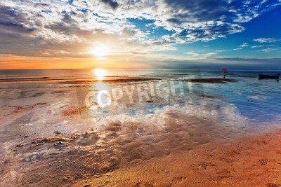 Fototapete Strand und Spiegelung des Sonnenuntergangs im Meer