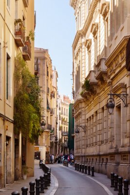 Fototapete Straße in Barcelona zwischen Mietshäusern