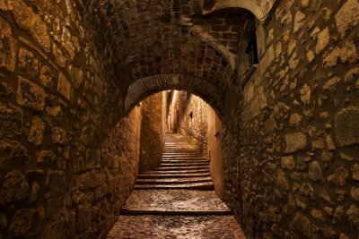 Fototapete Straße in der Altstadt von Girona bei Nacht in Katalonien, Spanien