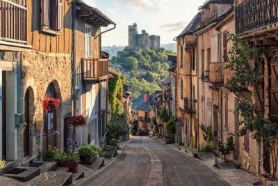 Fototapete Straße in einem französischen Dorf mit Blick auf ein Schloss