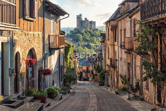 Fototapete Straße in einem französischen Dorf mit Blick auf ein Schloss