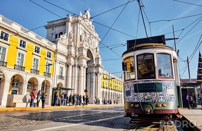 Fototapete Straße mit Straßenbahn in Lissabon