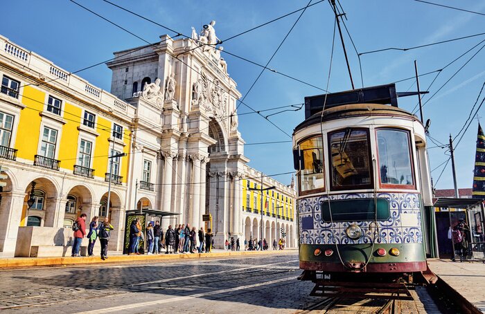 Fototapete Straße mit Straßenbahn in Lissabon
