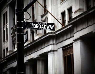 Straße mit Wegweiser auf Broadway