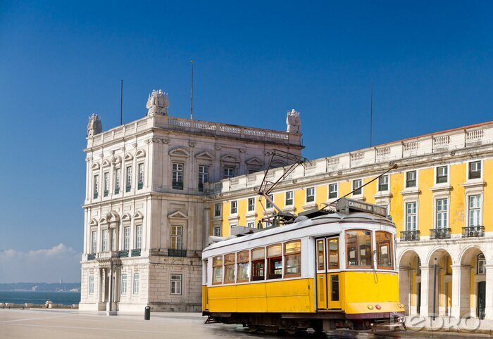 Fototapete Straßenbahn am Platz in Lissabon