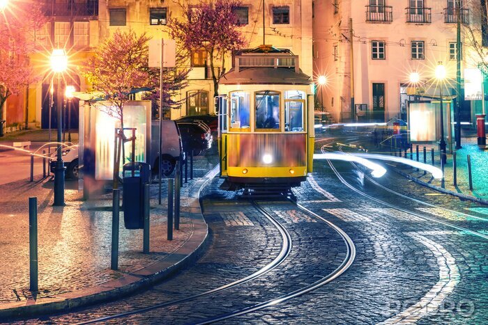 Fototapete Straßenbahn bei Nacht in Lissabon