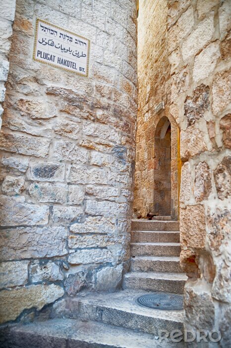 Fototapete Stufen zwischen Steinmauern