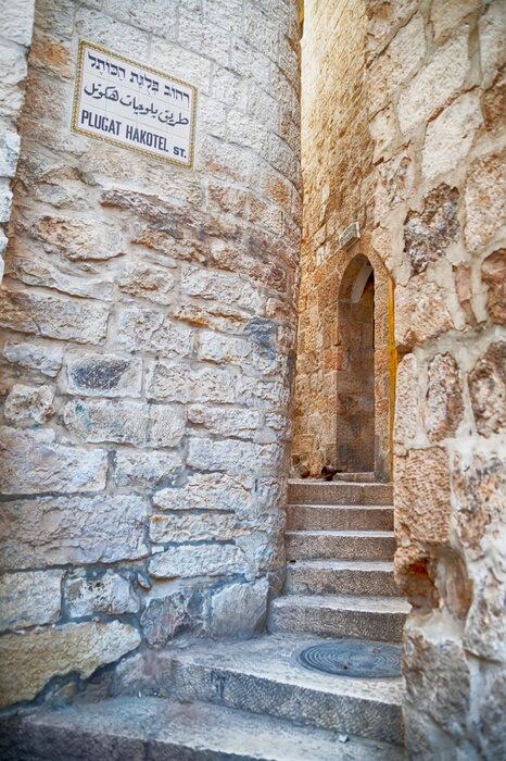 Fototapete Stufen zwischen Steinmauern