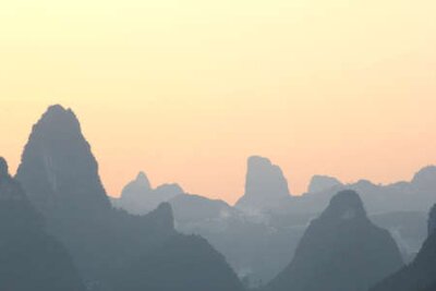 Fototapete Sunset in the karst mountains near the village Xingping; this landscape is famous and is printed on the banknotes of 20 Yuan