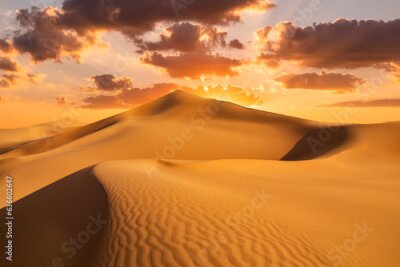 Fototapete Sunset over the sand dunes in the desert. Arid landscape of the desert.