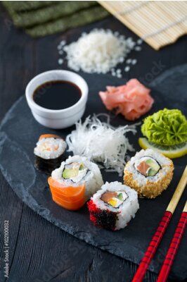Fototapete Sushi auf einem schwarzen Teller