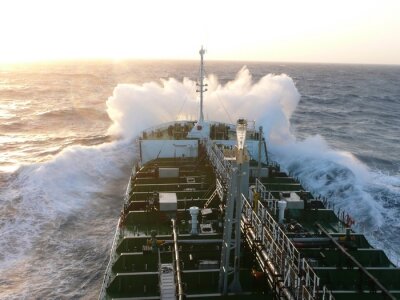Fototapete Tanker bricht Wellen