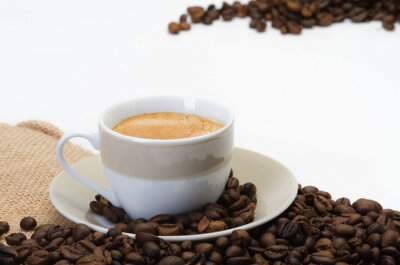 Fototapete Tasse Kaffee und verschüttete kleine Bohnen