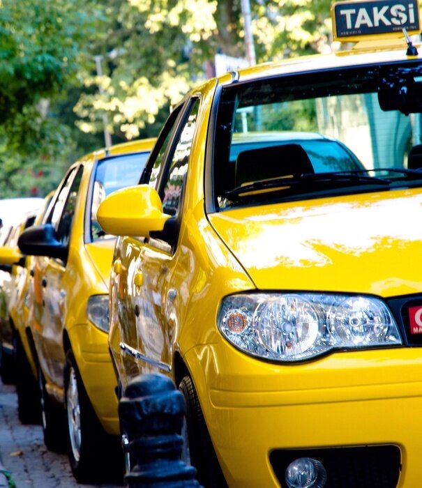 Fototapete Taxis auf ruhiger Straße