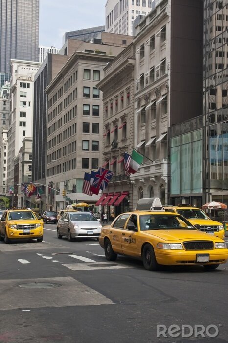 Fototapete Taxis mit Gebäuden im Hintergrund