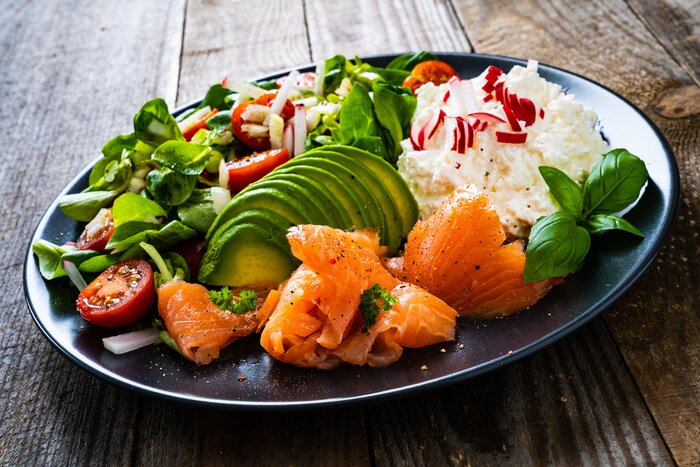 Fototapete Teller mit Avocado und Lachs