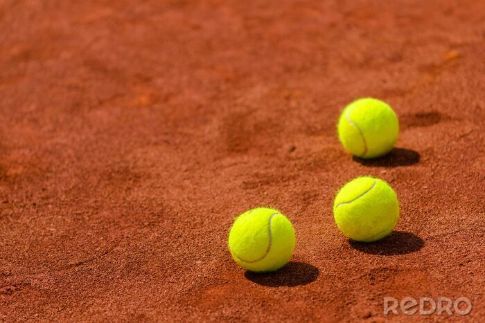 Fototapete Tennisbälle auf Sandplatz-