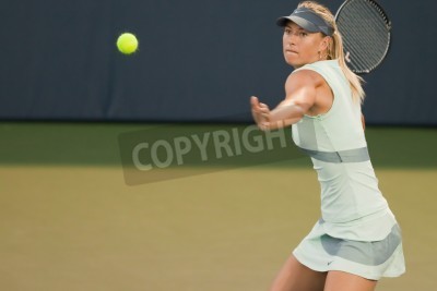 Fototapete Tennisspielerin schlägt den Ball zurück