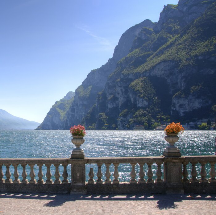 Fototapete Terrasse mit Aussicht auf das Meer und die Berge