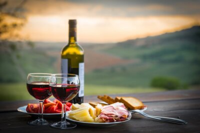 Fototapete Tisch mit Wein und Snacks