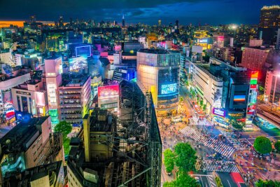 Tokyo bei Nacht an einer Kreuzung