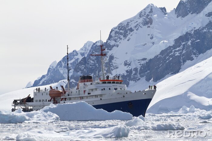 Fototapete Touristenschiff inmitten von Eisbergen