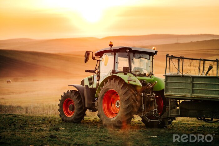 Fototapete Traktor bei Sonnenaufgang