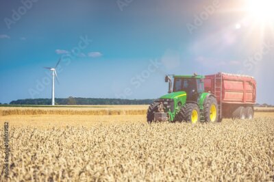 Fototapete Traktor mit einer Windmühle im Hintergrund